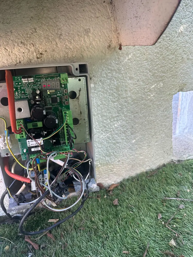 Armoire de commande ouverte d’un portail, carte électronique et câblage