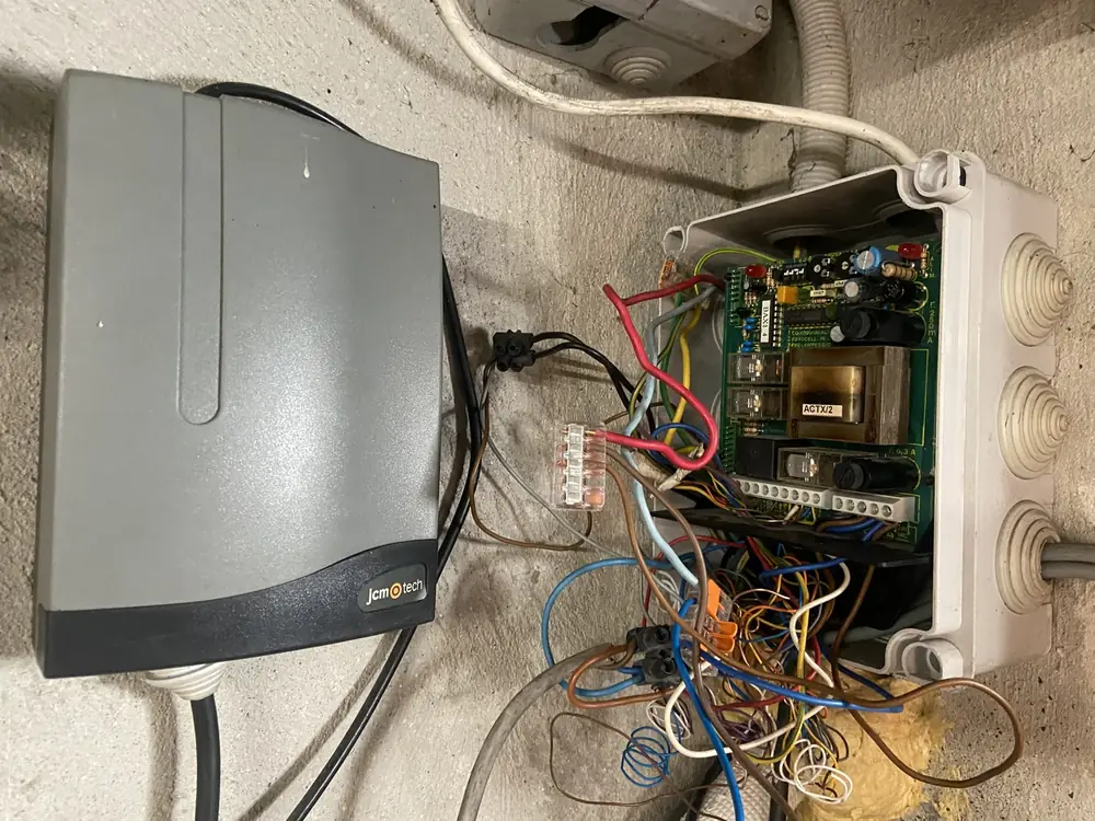Armoire de commande d’un portail : carte électronique et récepteur radio