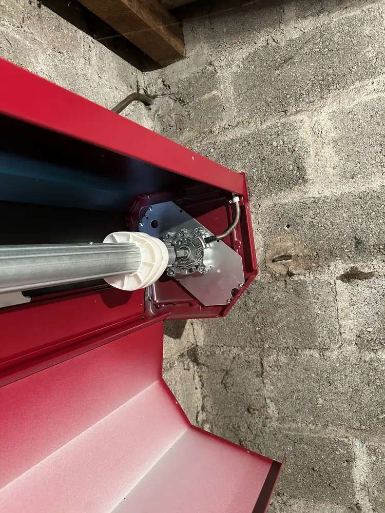 Axe et moteur d’un rideau métallique dans son coffre