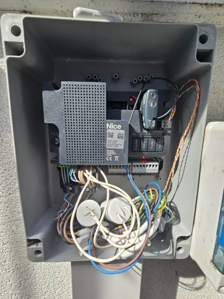 Boîtier de commande Nice d’une porte de garage ouvert, câblage à vérifier