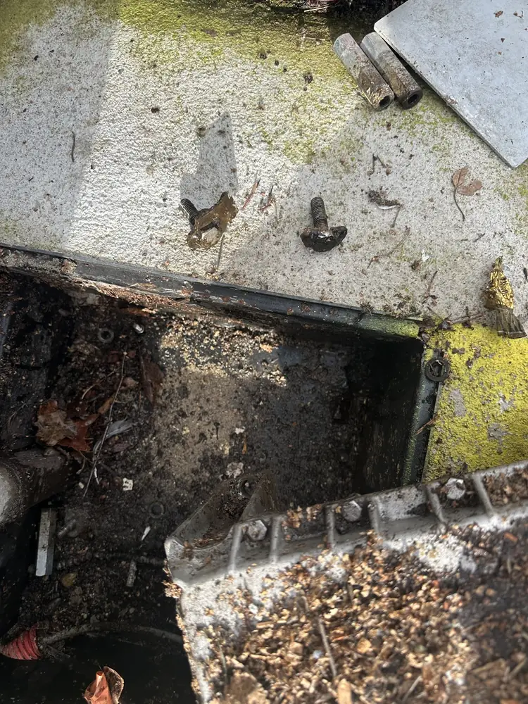 Caisson de moteur enterré ouvert, boue et corrosion