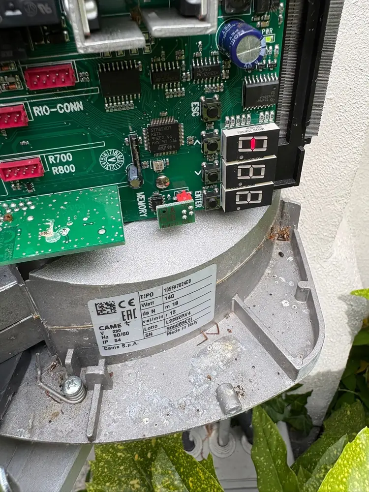 Carte électronique CAME avec afficheur, motorisation de porte de garage