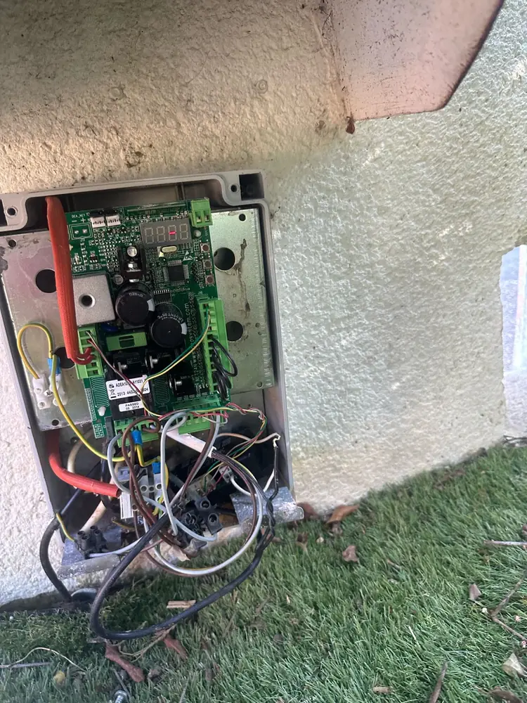 Carte électronique dans l’armoire d’un portail : sur un kit solaire, c’est la batterie qui alimente cette carte