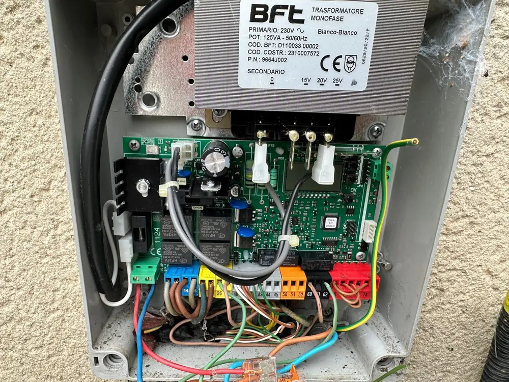 Carte de commande BFT avec transformateur dans l’armoire d’un portail battant