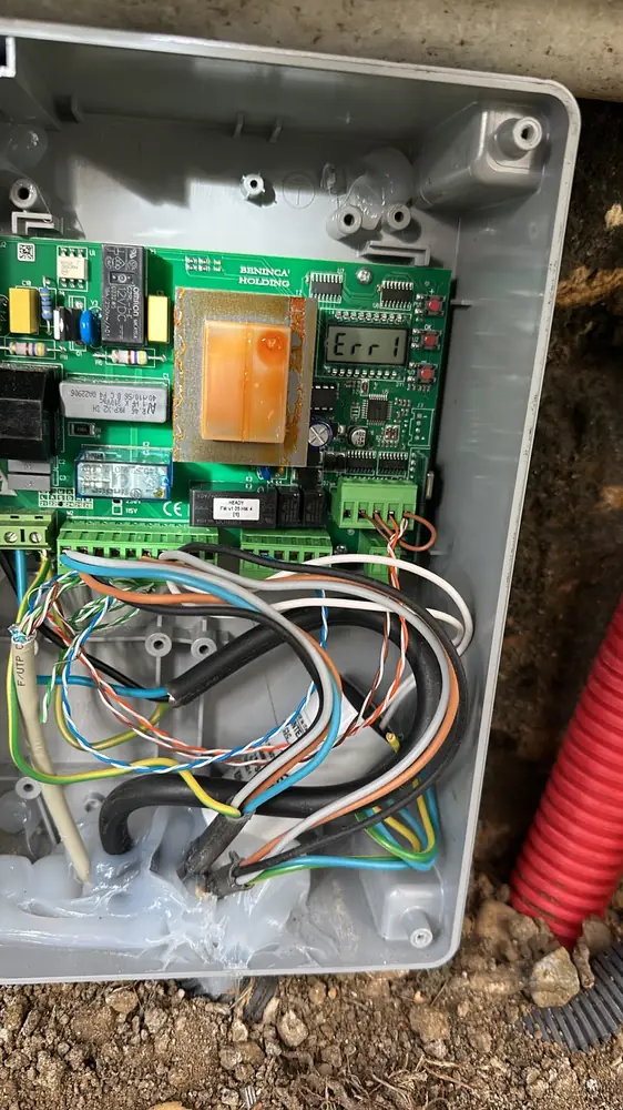 Carte électronique dans son boîtier de commande, avec afficheur de défaut