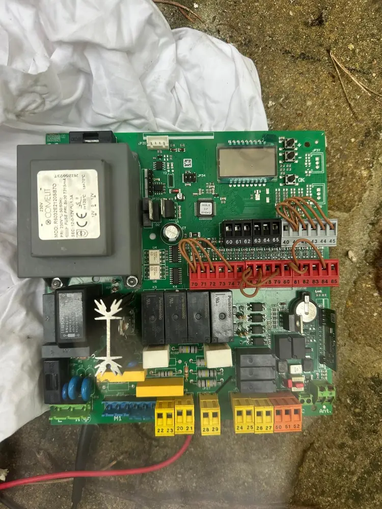 Carte électronique de motorisation de portail déposée pour diagnostic