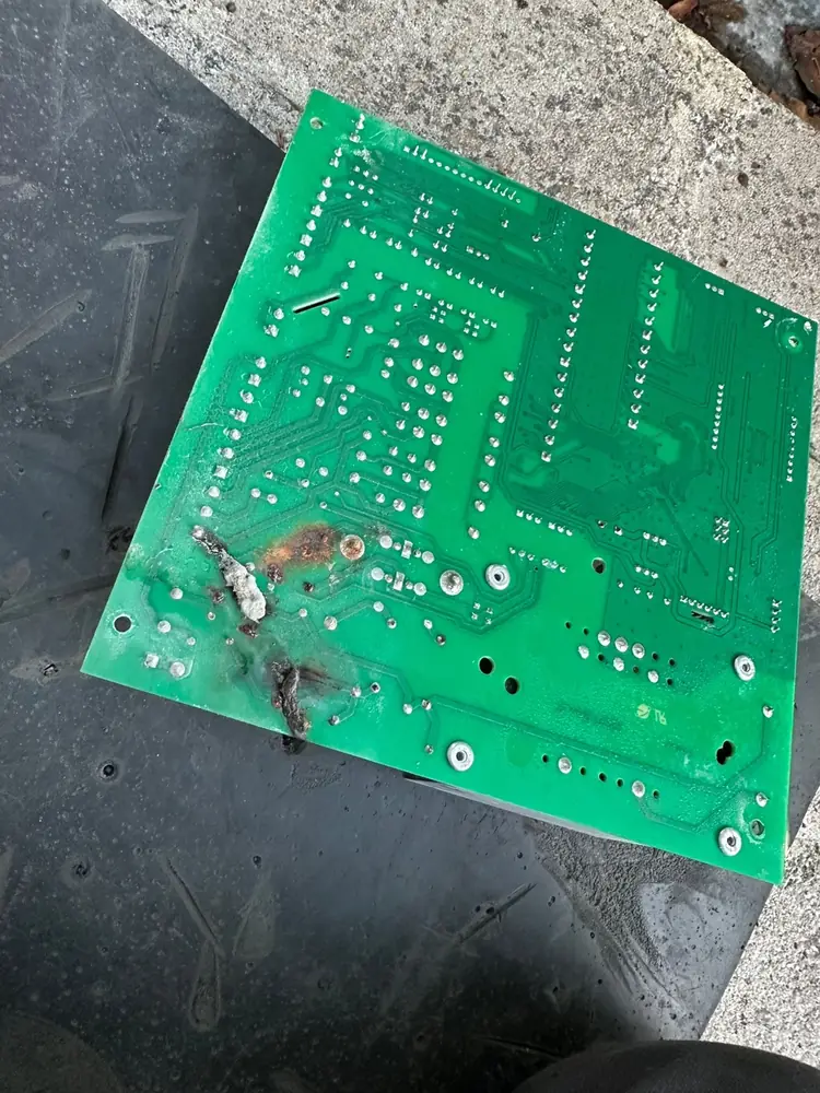 Carte électronique de porte de garage déposée pour diagnostic
