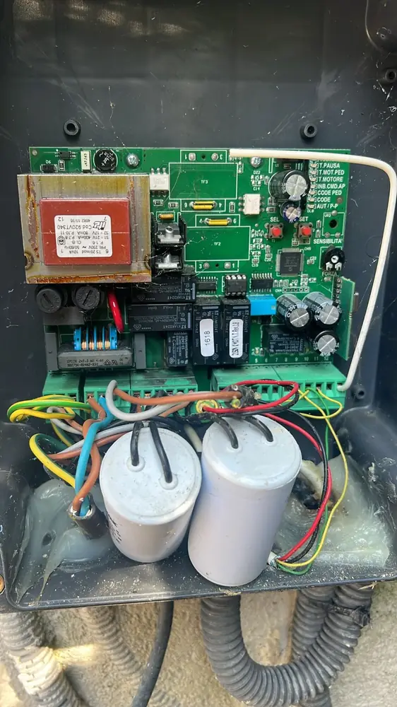 Carte de motorisation de porte de garage avec ses condensateurs