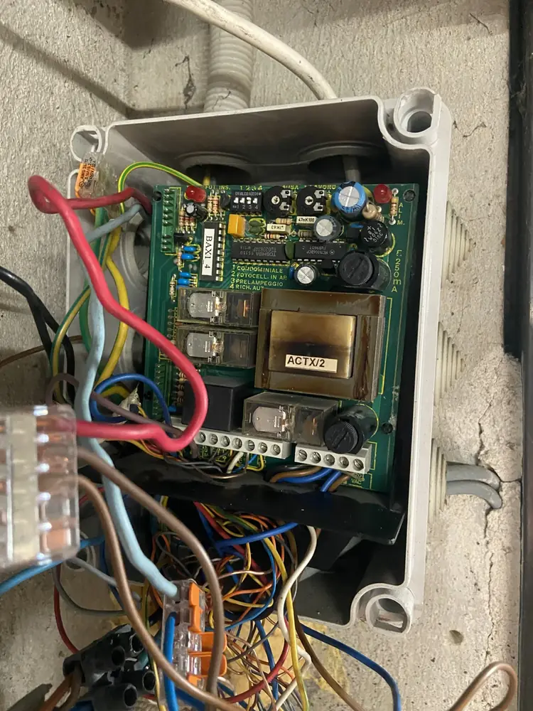 Carte de commande avec récepteur radio, bouton de programmation des télécommandes