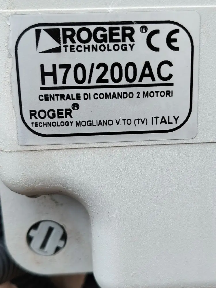 Centrale de commande Roger Technology d’une motorisation de portail