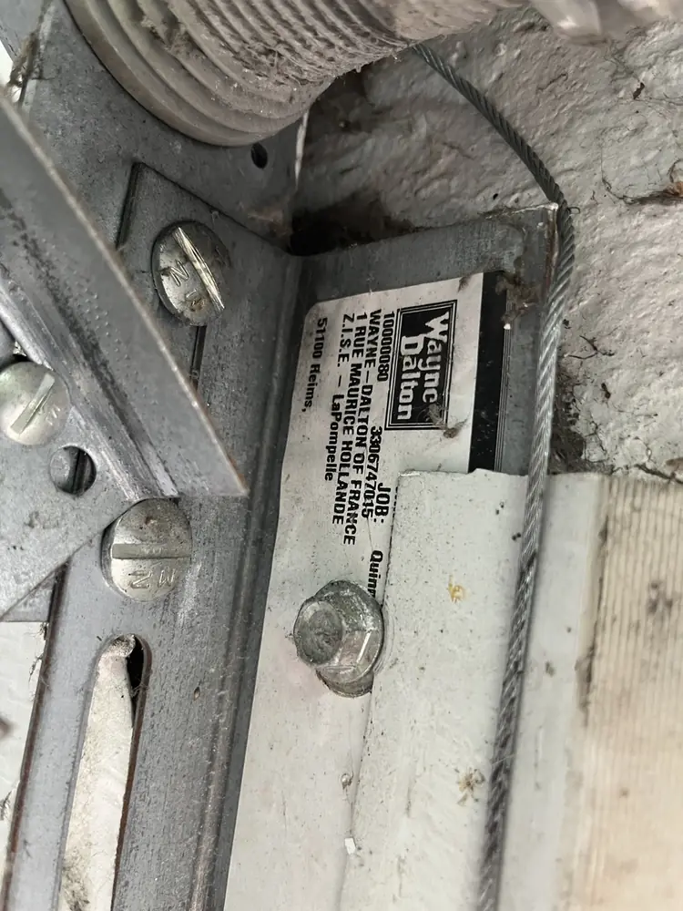 Fixation du rail et du chariot d’une porte sectionnelle