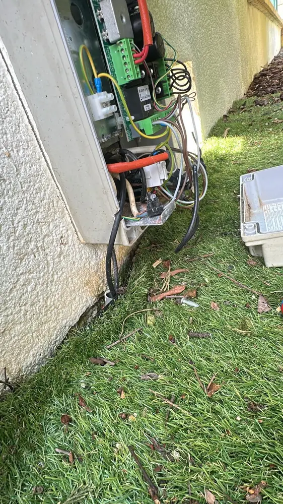 Coffret électrique d’un portail ouvert pour contrôle du câblage