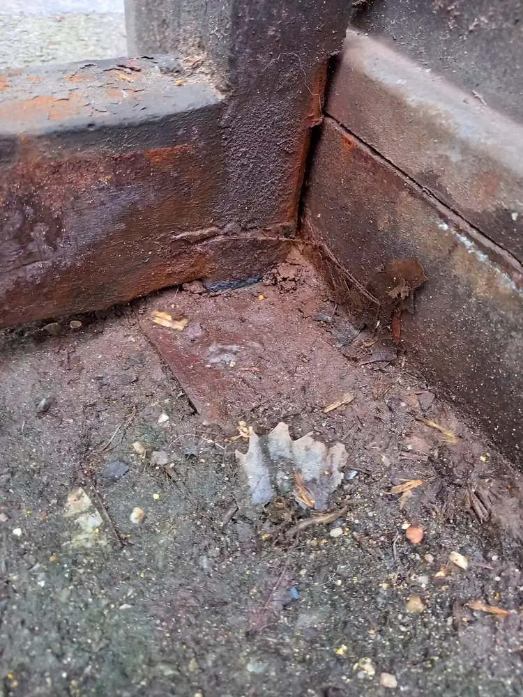 Corrosion avancée au pied d’un vantail en acier