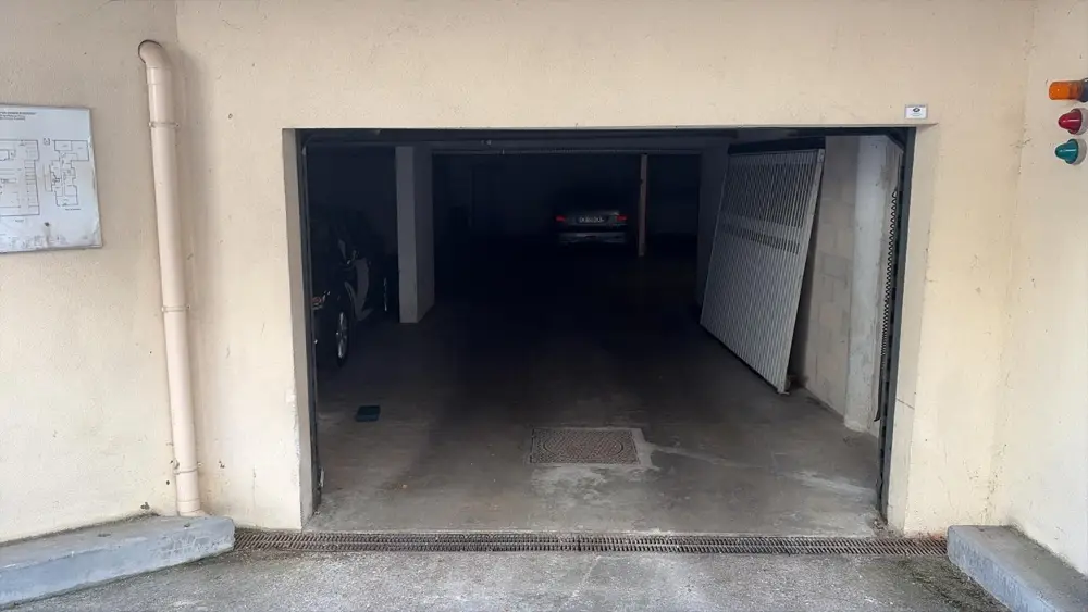 Entrée de parking collectif en sous-sol, porte ouverte