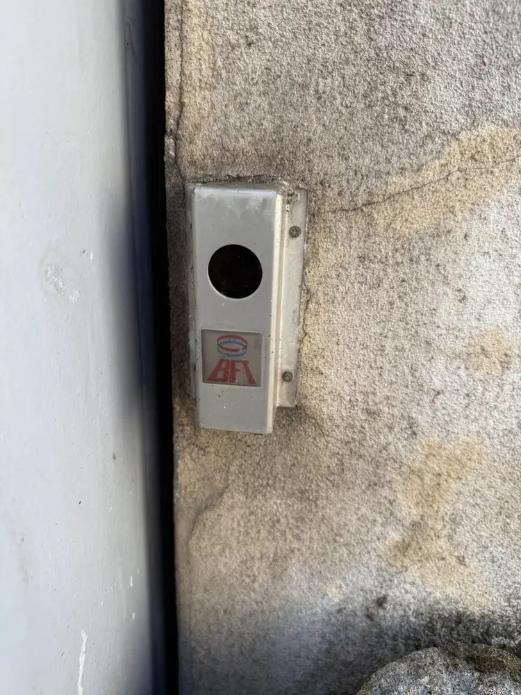 Gâche électrique BFT encastrée dans un pilier de portail