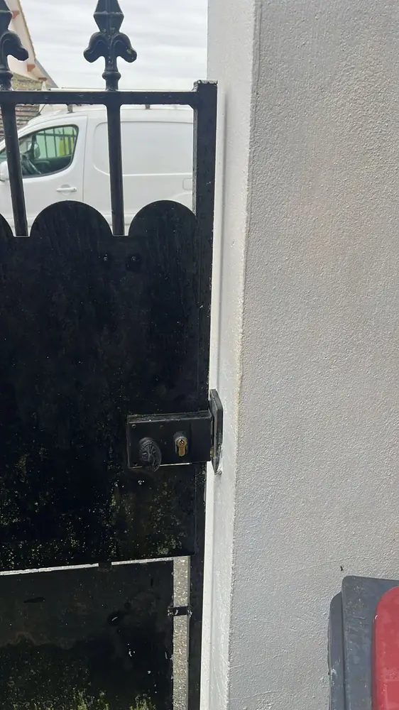 Gâche électrique et serrure sur un portillon en fer forgé