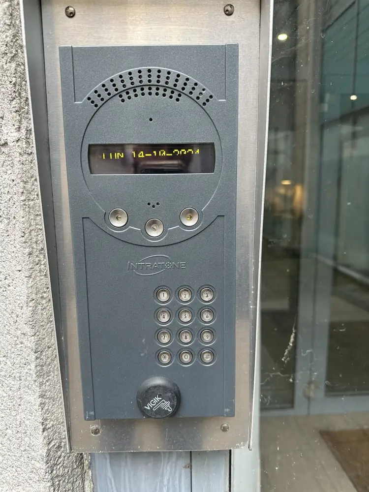 Interphone à défilement de noms et digicode d’une entrée d’immeuble