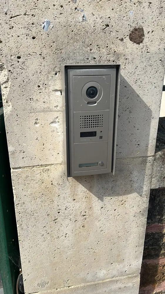 Interphone vidéo encastré dans un pilier de pierre