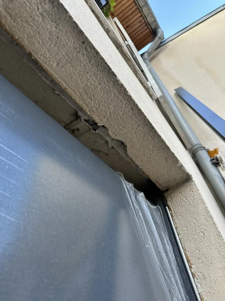 Bas d’une porte de garage et son seuil sous le linteau