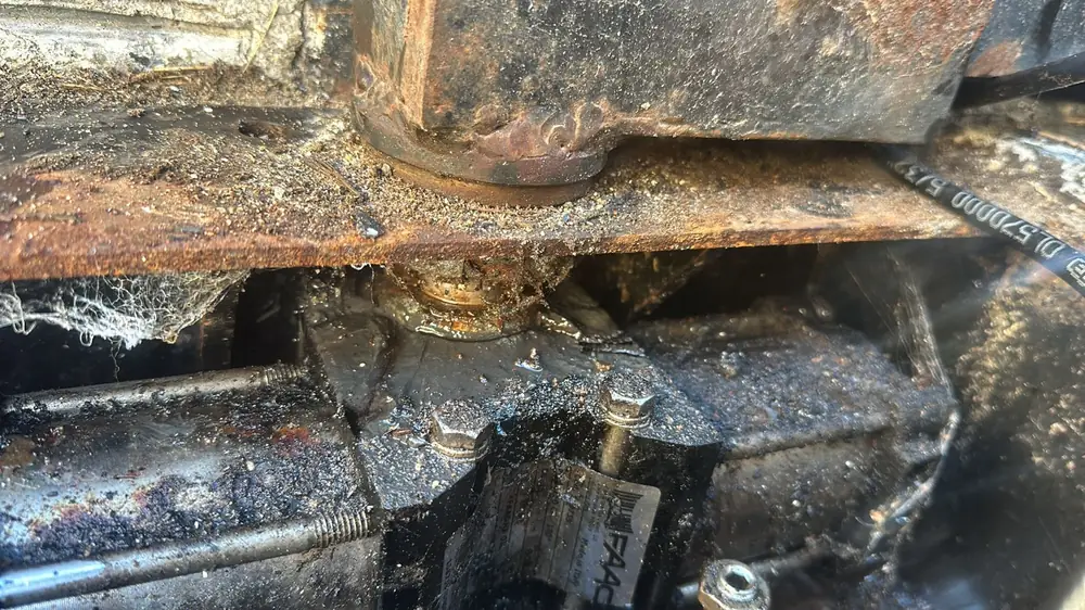 Mécanisme de motorisation de portail rouillé, pièces à remplacer