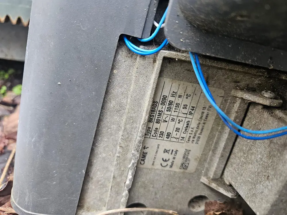 Plaque signalétique d’un moteur de portail CAME relevée avant la commande des pièces