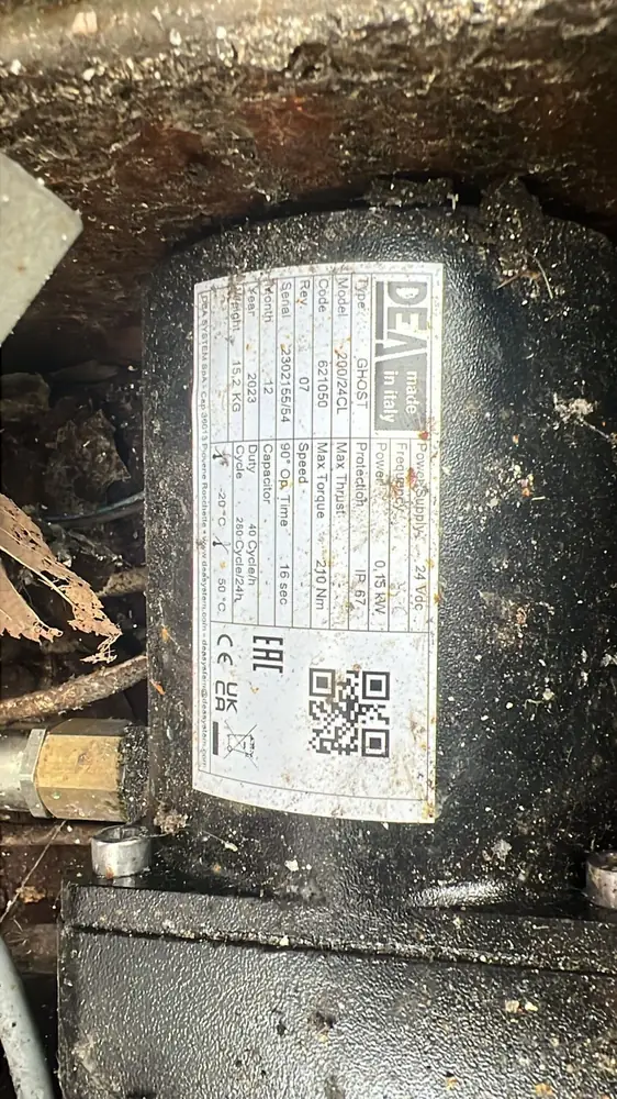 Plaque signalétique d’un moteur DEA de porte de garage