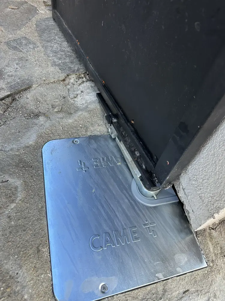 Moteur enterré CAME au pied d’un portail battant en acier