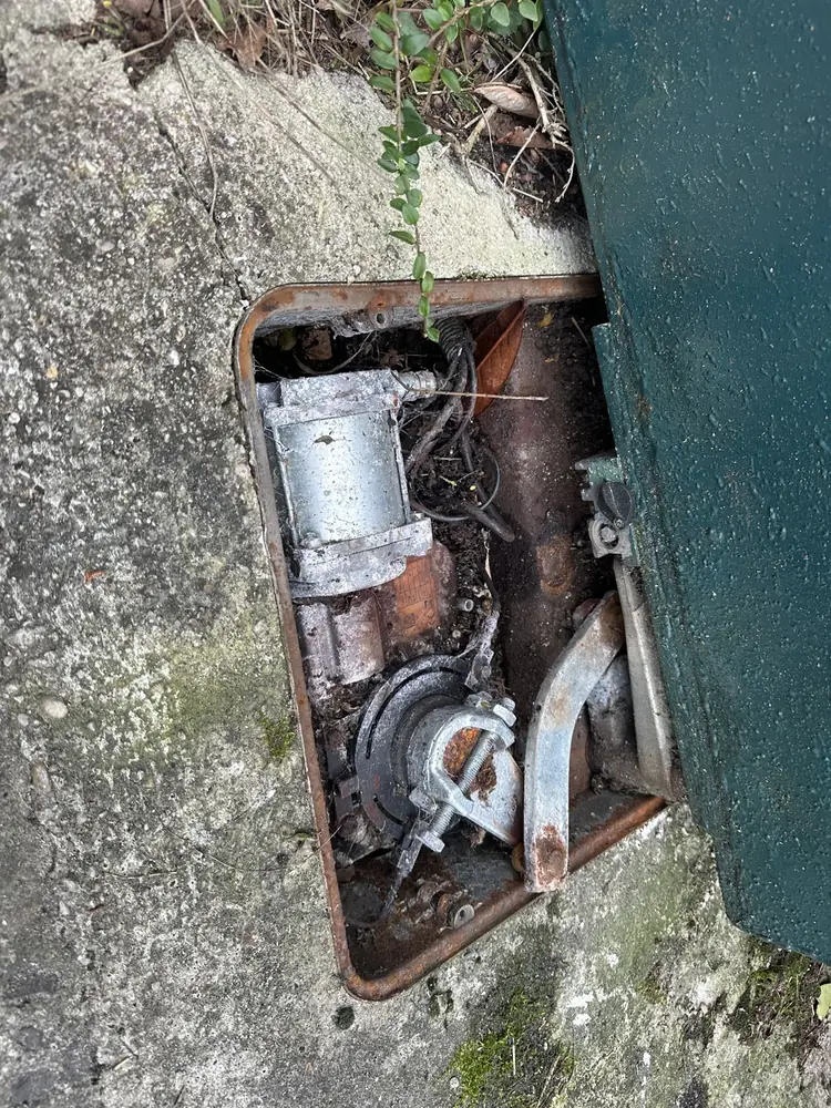 Moteur enterré de portail battant, mécanisme corrodé dans son caisson