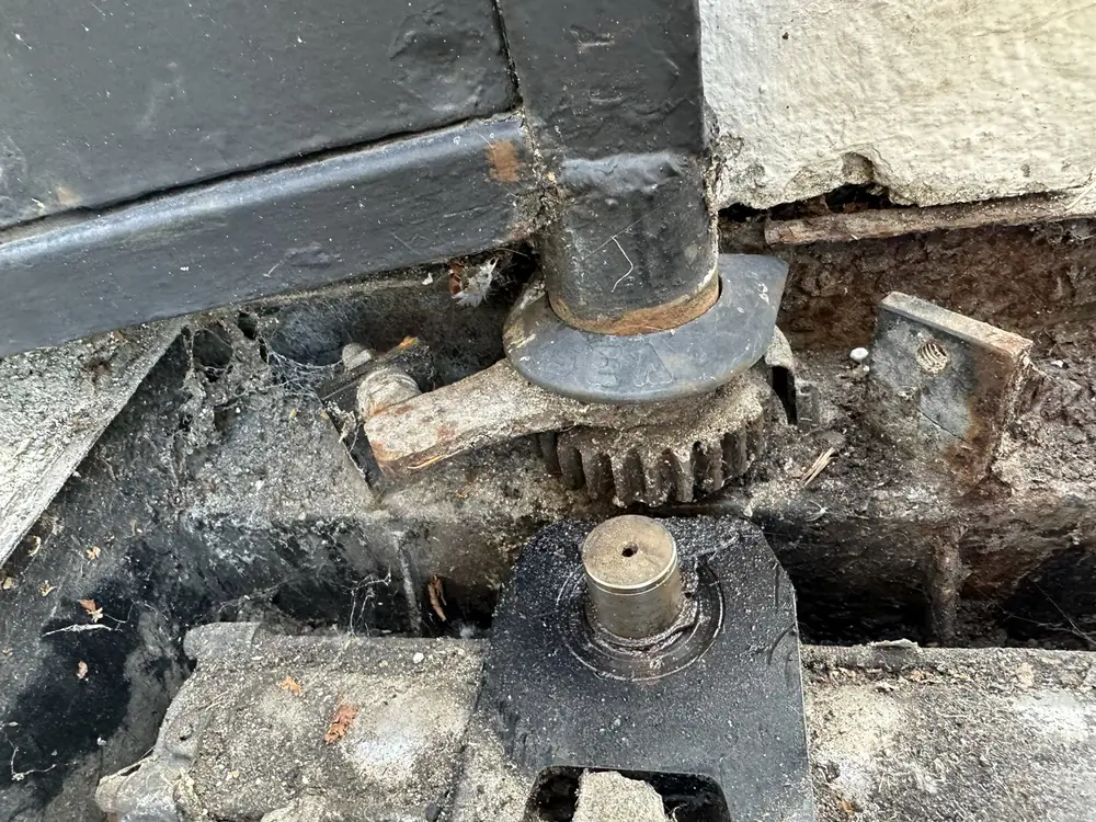 Moteur enterré de portail battant : pignon et mécanisme corrodés par l’eau du caisson