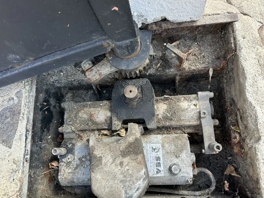 Moteur enterré SEA dans son caisson, avant remplacement