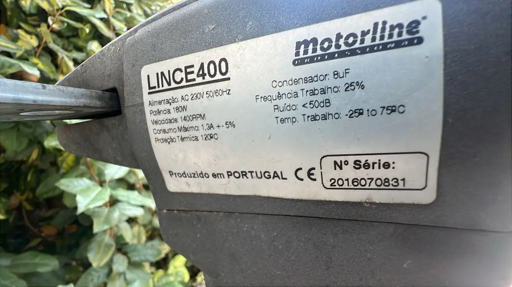 Moteur Motorline Lince 400 sur un portail, plaque signalétique