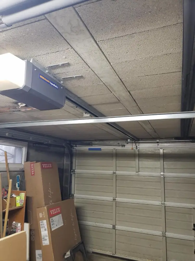 Moteur de porte de garage fixé au plafond et son rail