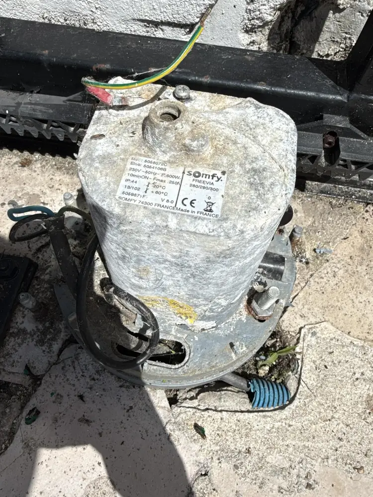 Moteur Somfy de portail coulissant déposé au sol