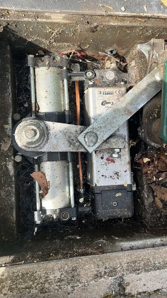 Motorisation enterrée de portail dans son caisson, avant nettoyage et graissage