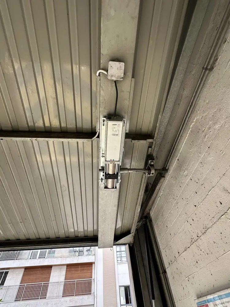 Motorisation de porte de garage basculante fixée au plafond