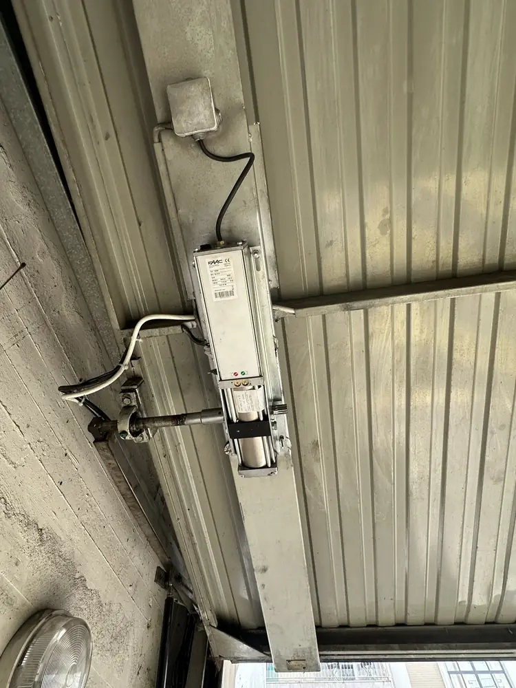 Motorisation d’une porte basculante fixée au rail sous plafond