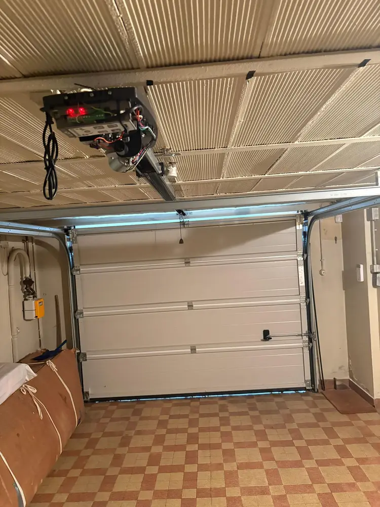 Motorisation à rail au plafond d’une porte de garage sectionnelle