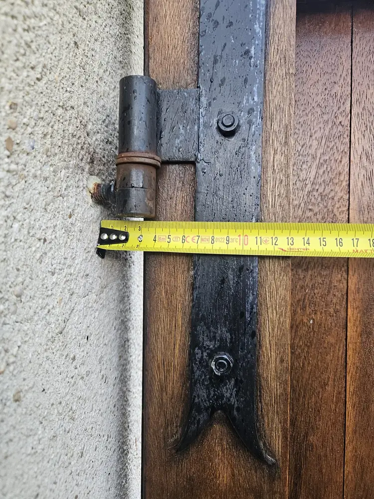 Penture et gond d’un portail en bois, relevé de cote