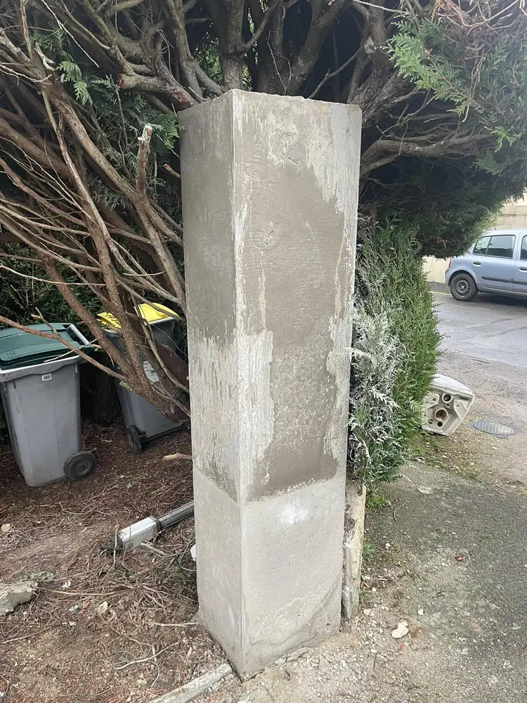 Pilier en béton fraîchement réalisé pour recevoir un nouveau portail