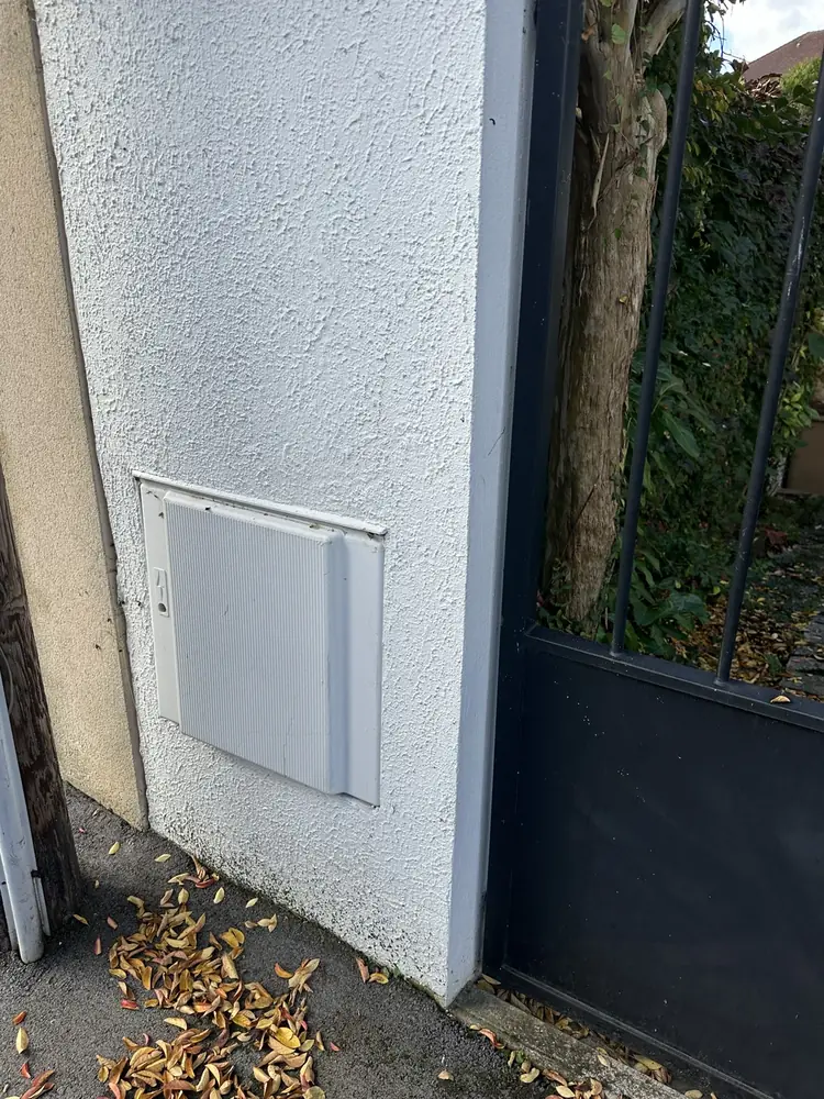 Pilier avec trappe de motorisation et portail noir, sur une intervention de l’agence