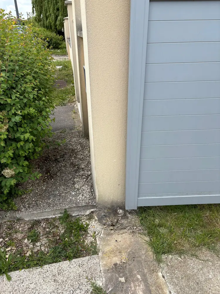 Pilier et vantail d’un portail coulissant aluminium gris, sur une intervention de l’agence