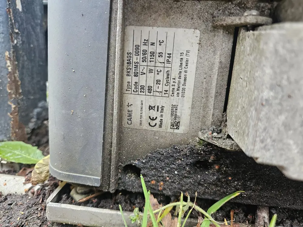 Plaque signalétique d’un moteur CAME de portail battant