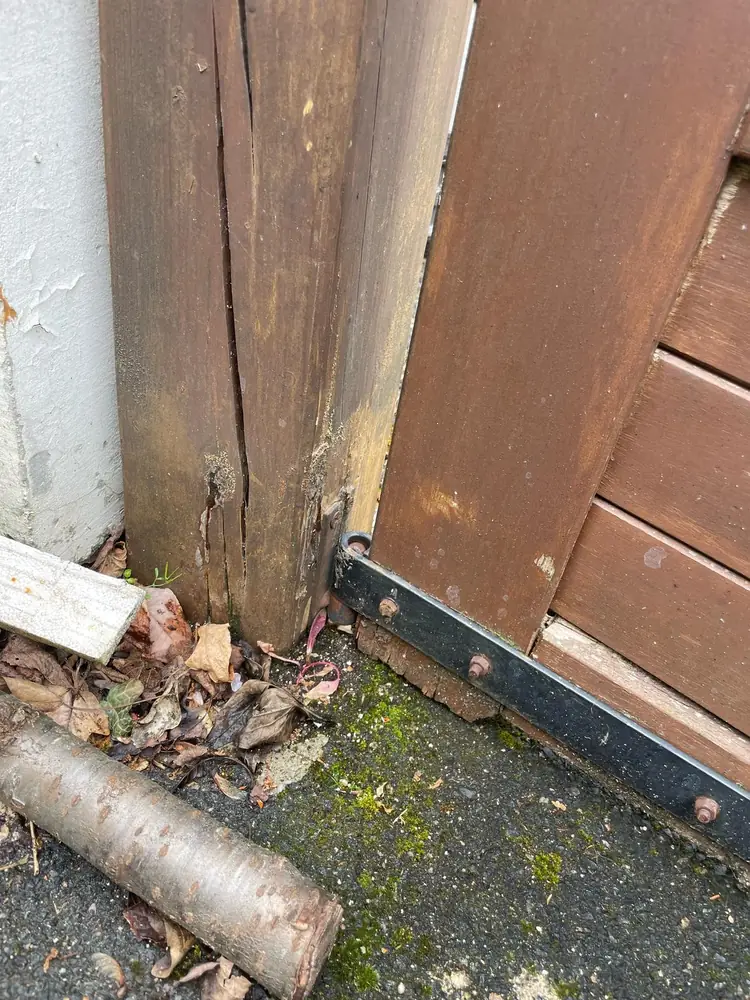 Bas de vantail en bois pourri : le portail frotte et ne ferme plus correctement
