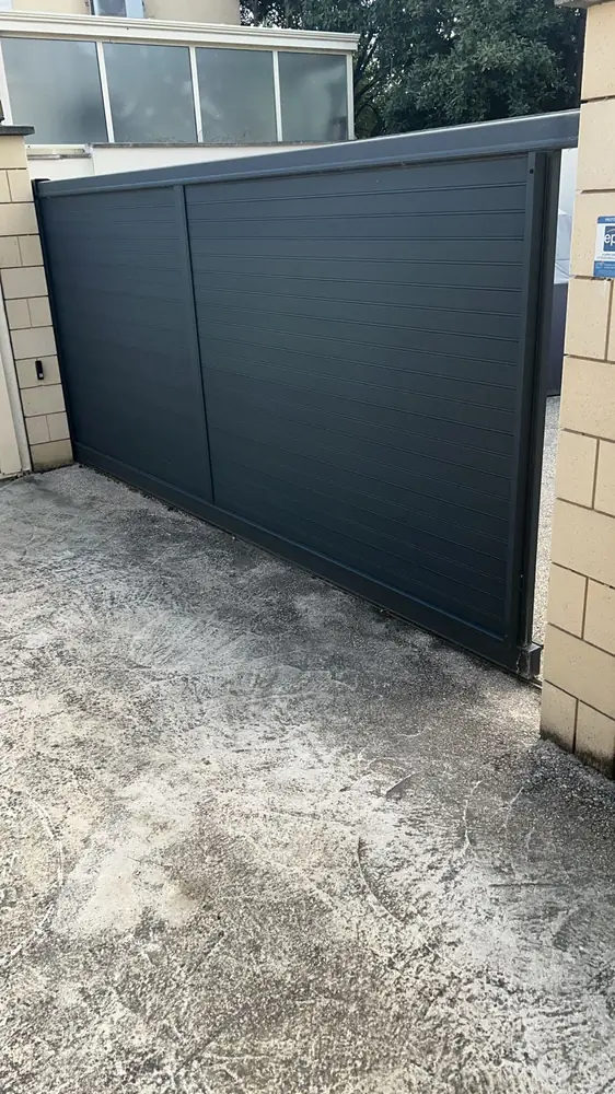Portail coulissant aluminium gris anthracite plein, vu de l’intérieur