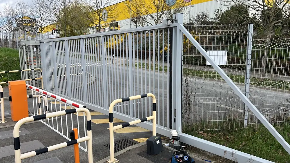 Portail coulissant et barrière levante à l’entrée d’un site industriel