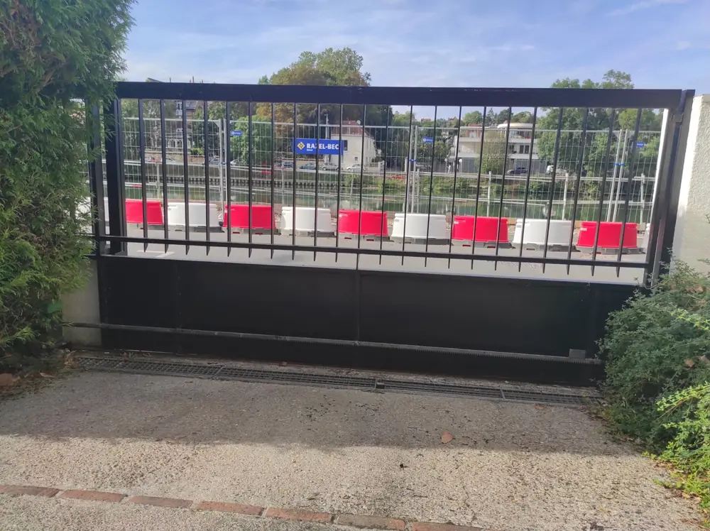 Portail coulissant d’accès à un parking d’entreprise