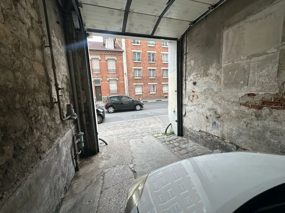 Porte de garage basculante ouverte sur la rue