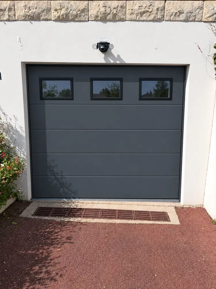 Porte de garage sectionnelle anthracite à hublots, motorisée