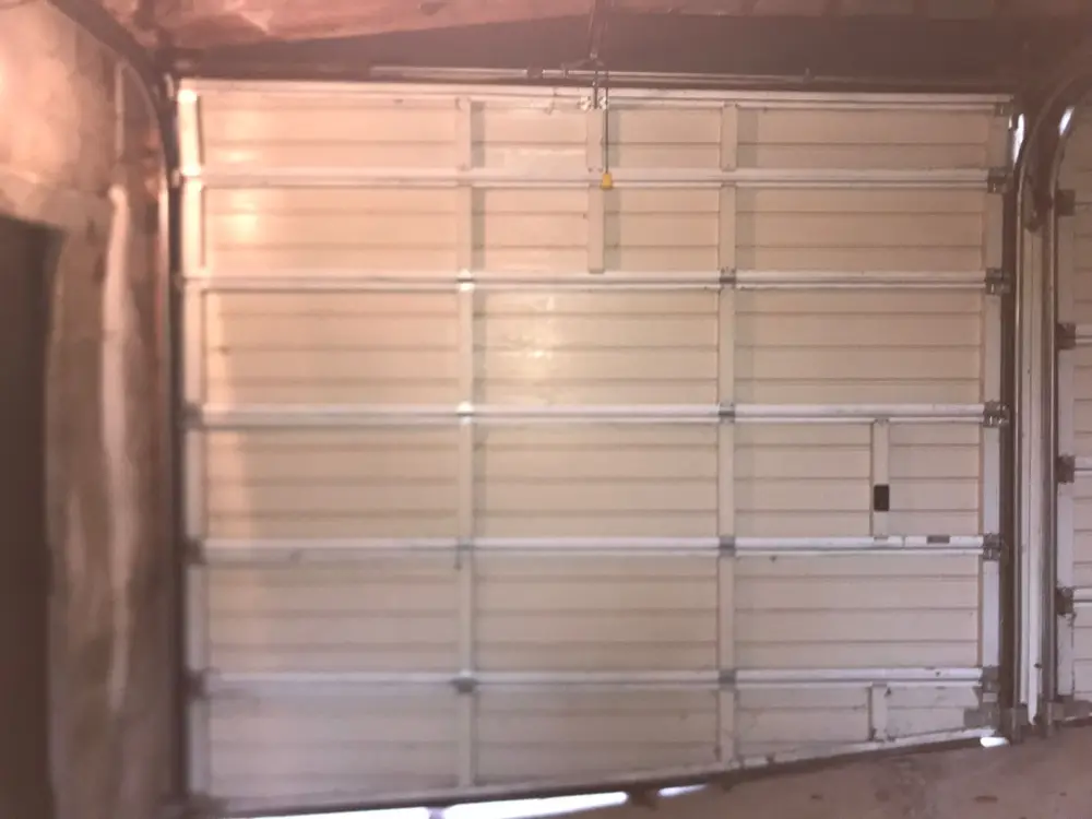 Porte sectionnelle à cadre apparent, vue de l’intérieur