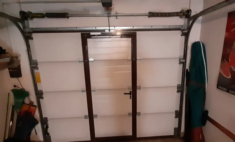 Porte sectionnelle avec portillon intégré, vue de l’intérieur du garage